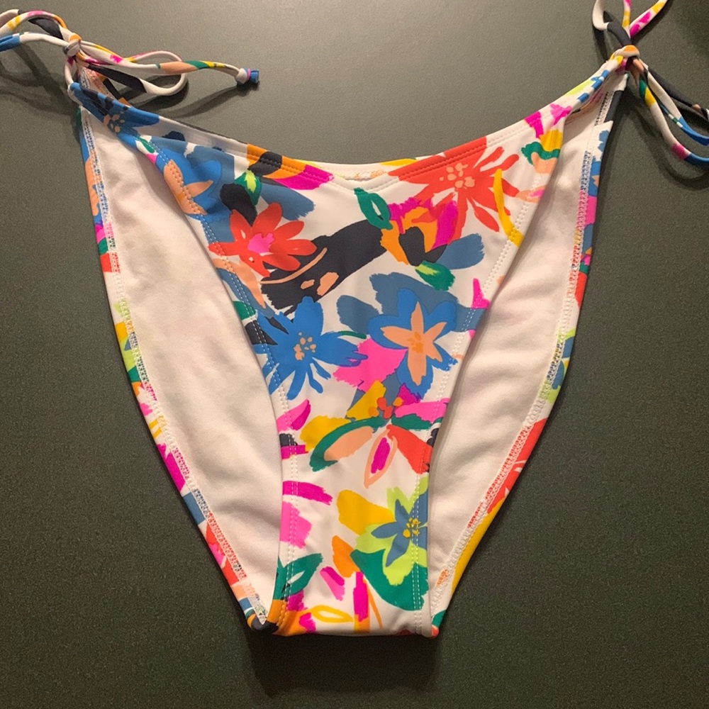 NWT cheeky bathing suit bottoms.